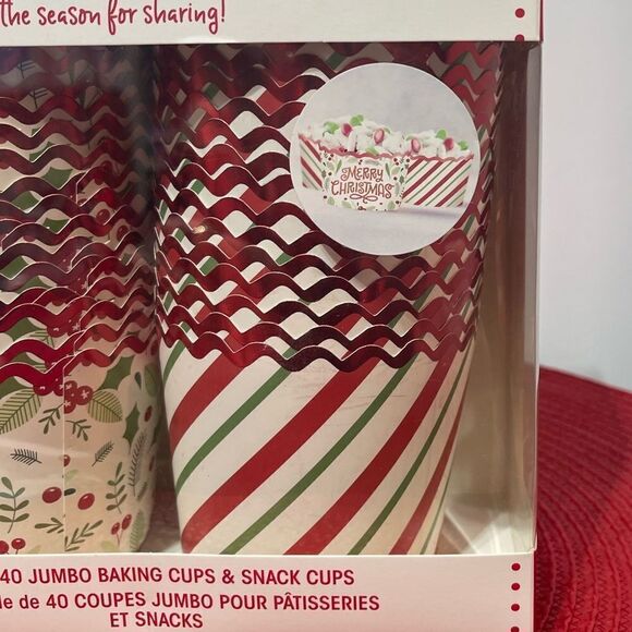 Baking Cups Red and Green Christmas 40 Jumbo Pieces NWT - Picture 2 of 6